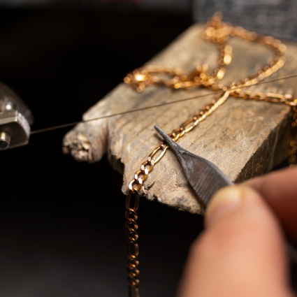 ¿Cómo saber si una joya es de oro auténtico? Guía completa para identificar oro real