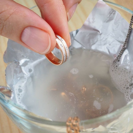 Cómo limpiar y cuidar las joyas de oro en casa correctamente